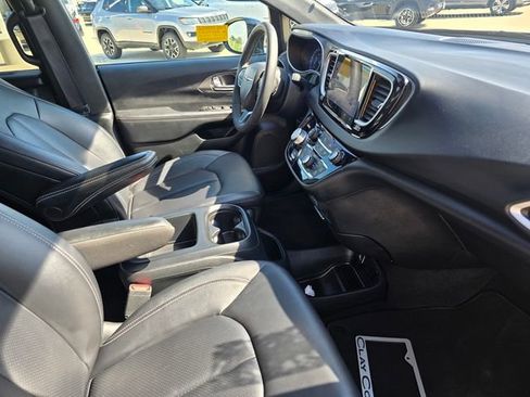 Used 2025 Chrysler Pacifica Select FWD image 11