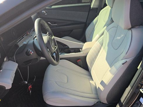 Used 2024 Hyundai Elantra Limited FWD image 5