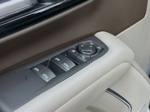 Used 2025 Chevrolet Suburban Z71 w/ Comfort Package image 19