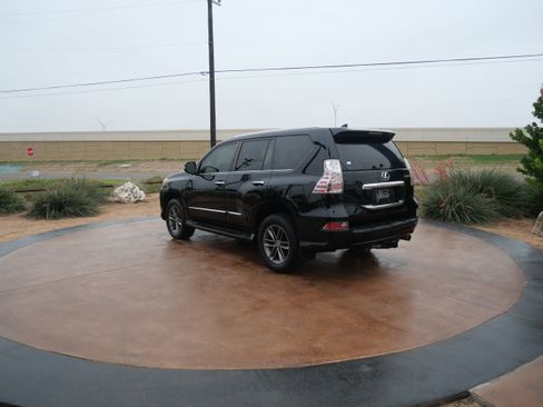 Used 2019 Lexus GX 460 image 4