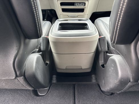 Used 2023 Chrysler Pacifica Touring-L FWD image 16