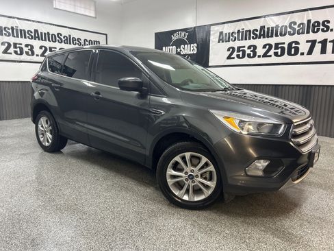 Used 2017 Ford Escape SE image 1