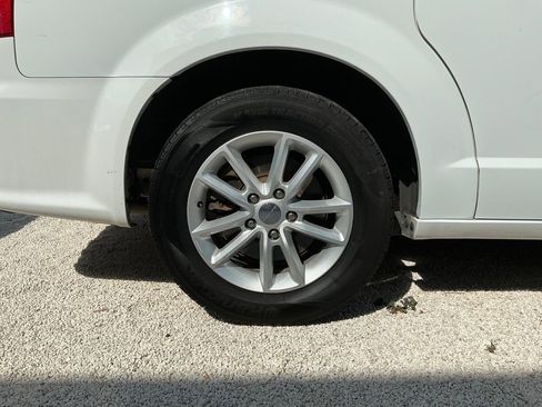 Used 2019 Dodge Grand Caravan SXT image 19