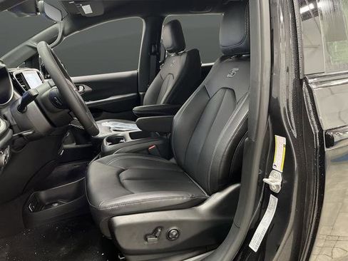 New 2026 Chrysler Pacifica Select w/ S Appearance Package image 4