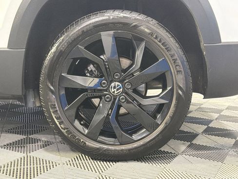 Used 2024 Volkswagen Taos SE image 25