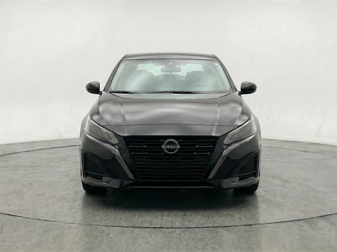 Used 2025 Nissan Altima 2.5 SV FWD image 2