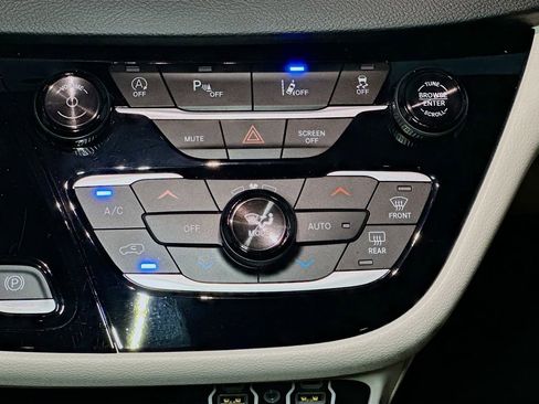 Certified 2024 Chrysler Pacifica Touring-L FWD image 13