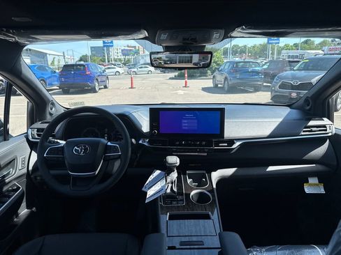 New 2026 Toyota Sienna Limited AWD/4WD image 10