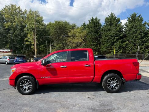 Used 2021 Nissan Titan SV w/ SV Convenience Package image 4