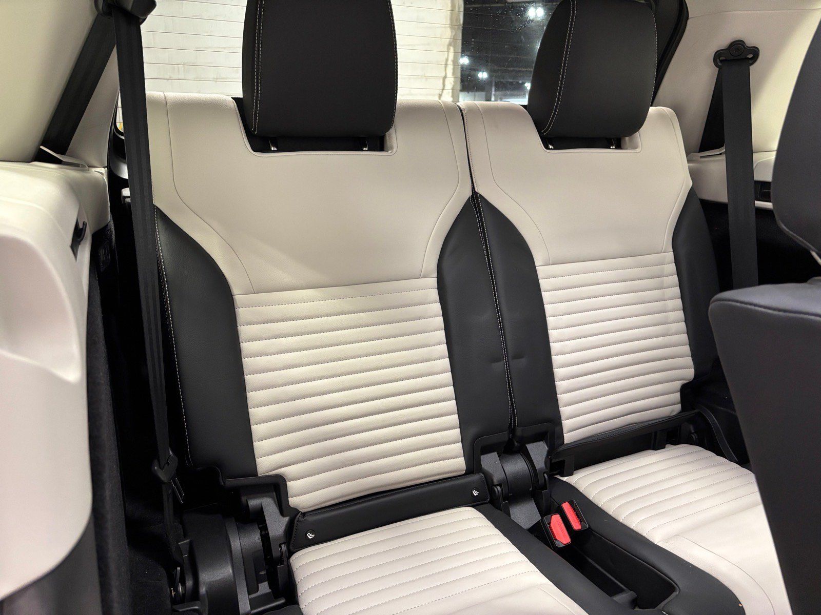 New 2025 Land Rover Discovery S AWD/4WD image 40