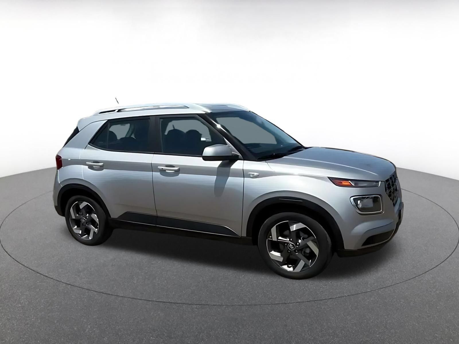 Used 2025 Hyundai Venue SEL FWD image 2