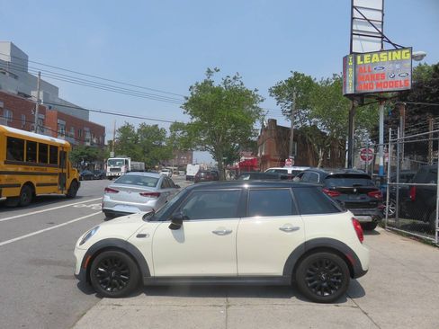 Used 2019 MINI Cooper 4-Door Hardtop w/ Signature Upholstery Package FWD image 7