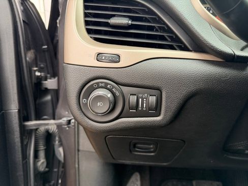 Used 2017 Jeep Cherokee Latitude w/ Cold Weather Group image 16