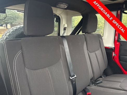 Used 2016 Jeep Wrangler Unlimited Rubicon w/ Connectivity Group image 10