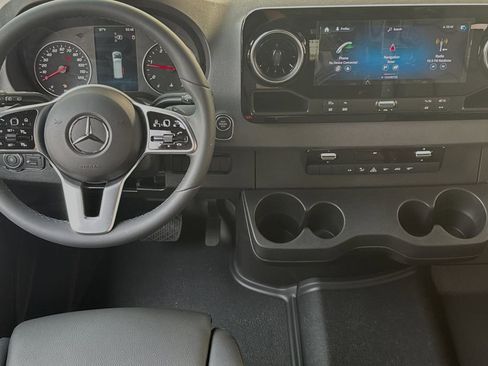 Used 2024 Mercedes-Benz Sprinter 2500 image 13