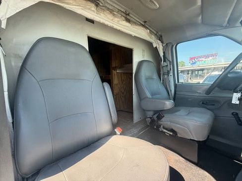 Used 2006 Ford E-350 and Econoline 350 Super Duty RWD image 16