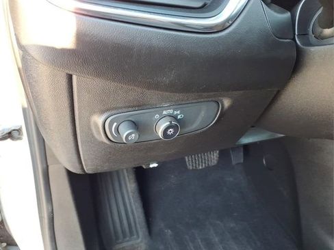 Used 2019 Chevrolet Equinox LS FWD image 12