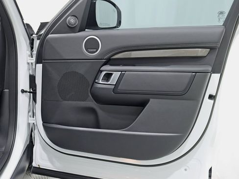 Used 2023 Land Rover Discovery Metropolitan Edition image 40