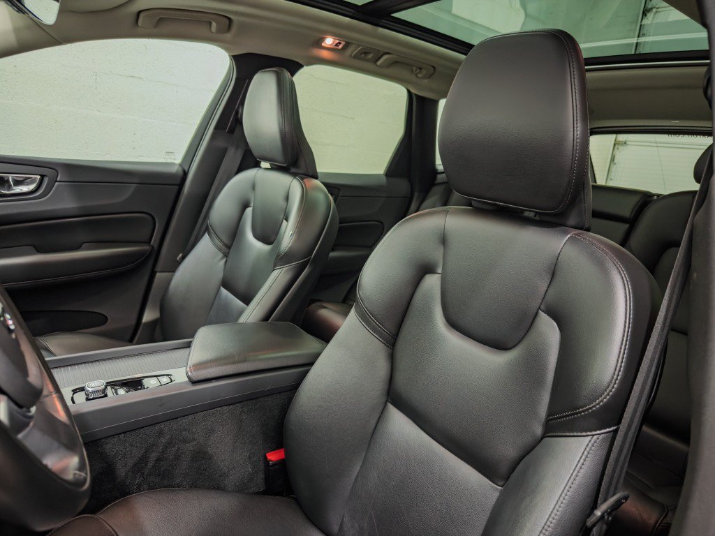 Used 2019 Volvo XC60 T5 Momentum w/ Multimedia Package AWD/4WD image 15