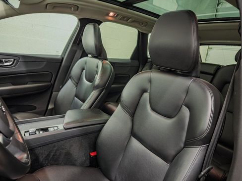 Used 2019 Volvo XC60 T5 Momentum w/ Multimedia Package AWD/4WD image 15