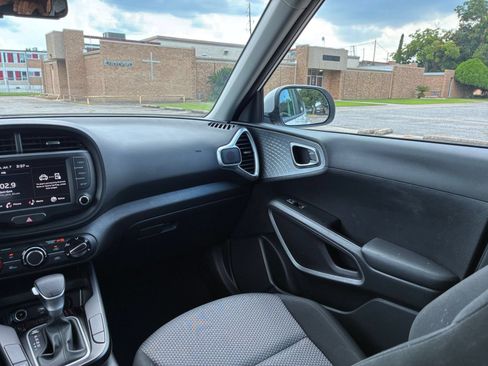 Used 2025 Kia Soul LX w/ LX Technology Package FWD image 28