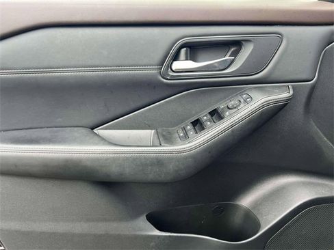 Used 2023 Nissan Rogue SV w/ SV Premium Package image 16