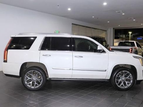 Used 2020 Cadillac Escalade Premium Luxury image 5