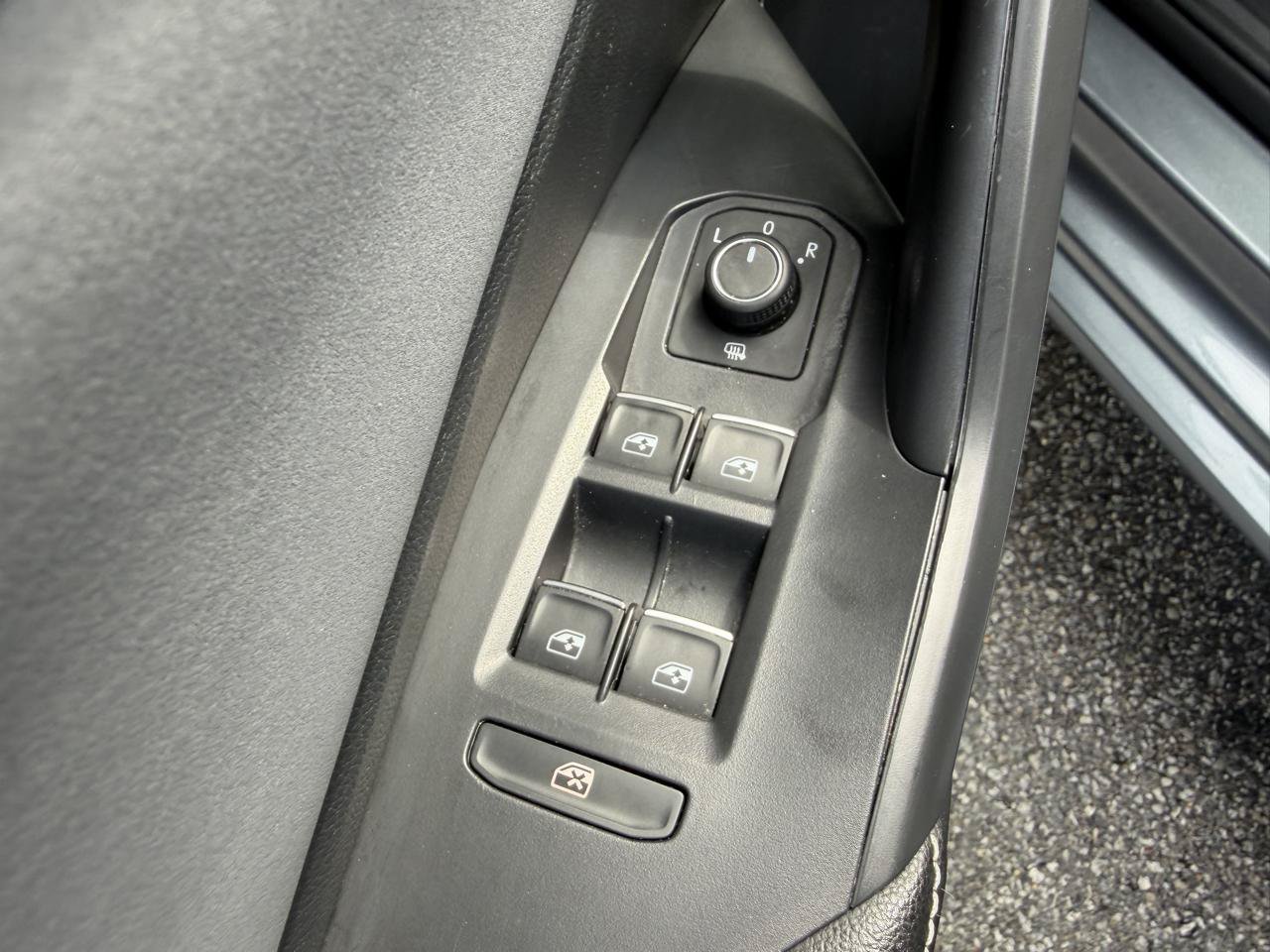 Used 2025 Volkswagen Jetta SE FWD image 15