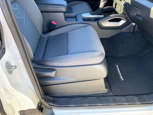 Used 2025 Nissan Frontier SV image 32