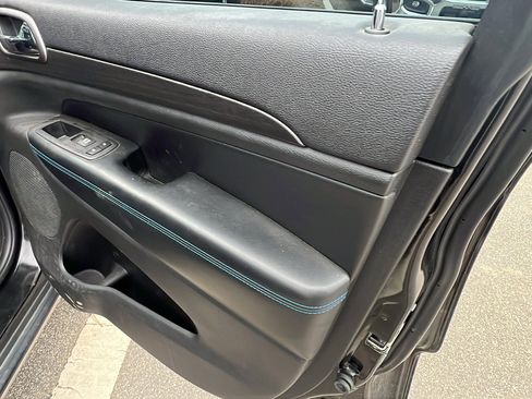 Used 2018 Jeep Grand Cherokee Laredo image 18