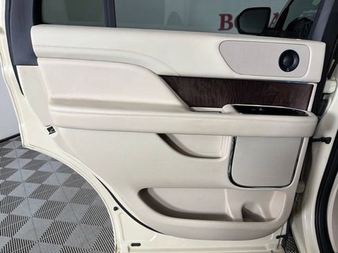 Used 2018 Lincoln Navigator Select w/ Technology Package RWD image 27