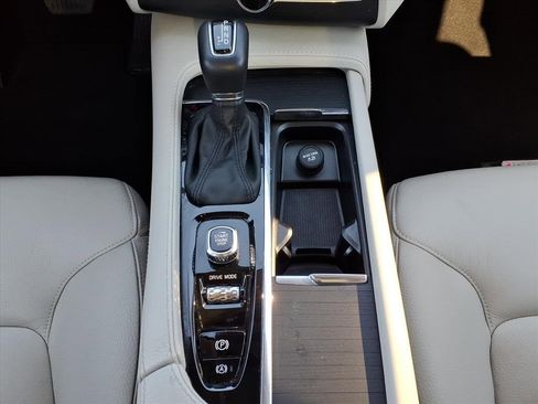 Used 2020 Volvo XC90 T6 Momentum w/ Protection Package Premier image 27