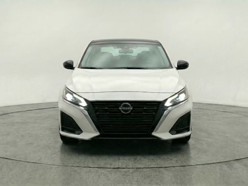 Used 2025 Nissan Altima 2.5 SV FWD image 2