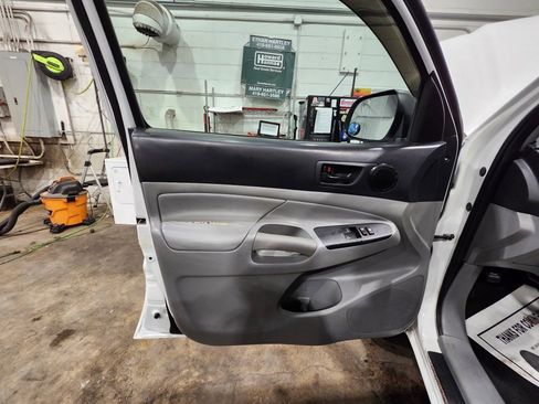 Used 2015 Toyota Tacoma 4x4 Access Cab image 28