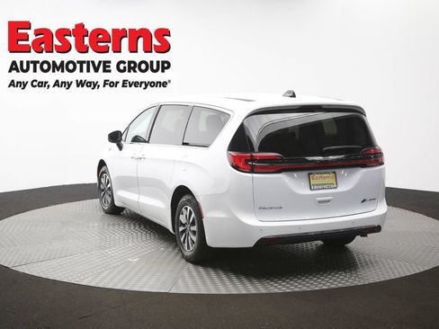 Used 2023 Chrysler Pacifica Touring-L FWD image 38