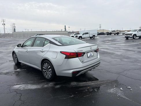 Used 2024 Nissan Altima 2.5 SV image 5