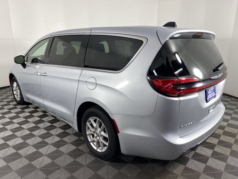 Used 2023 Chrysler Pacifica Touring-L image 9