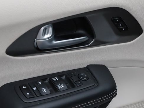 Used 2024 Chrysler Pacifica Touring-L image 18