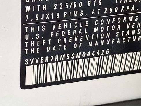 Certified 2025 Volkswagen Tiguan SE image 12