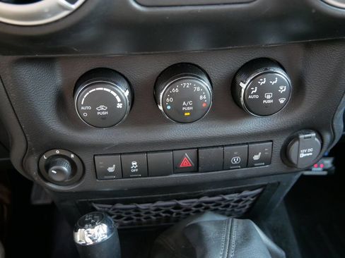 Used 2013 Jeep Wrangler Unlimited Rubicon w/ Connectivity Group AWD/4WD image 24