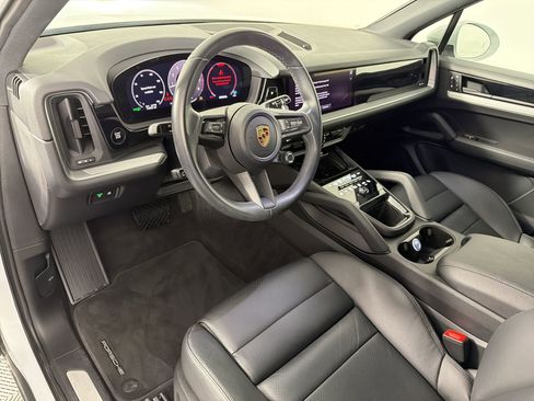 Used 2024 Porsche Cayenne AWD/4WD image 4