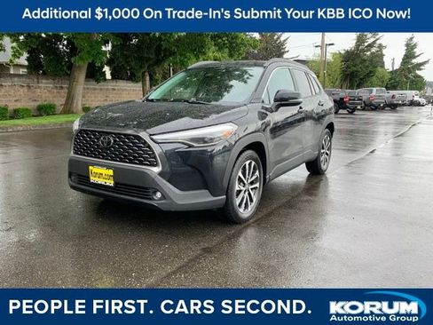Used 2024 Toyota Corolla Cross XLE FWD image 1