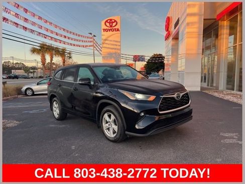 Used 2024 Toyota Highlander LE FWD image 1