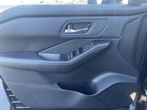 Used 2025 Nissan Rogue SV image 17