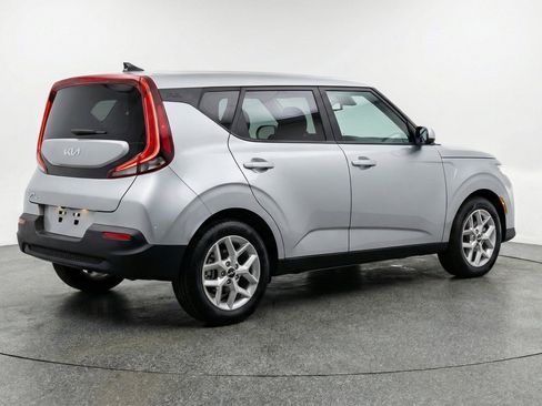 Used 2025 Kia Soul LX w/ LX Technology Package FWD image 9