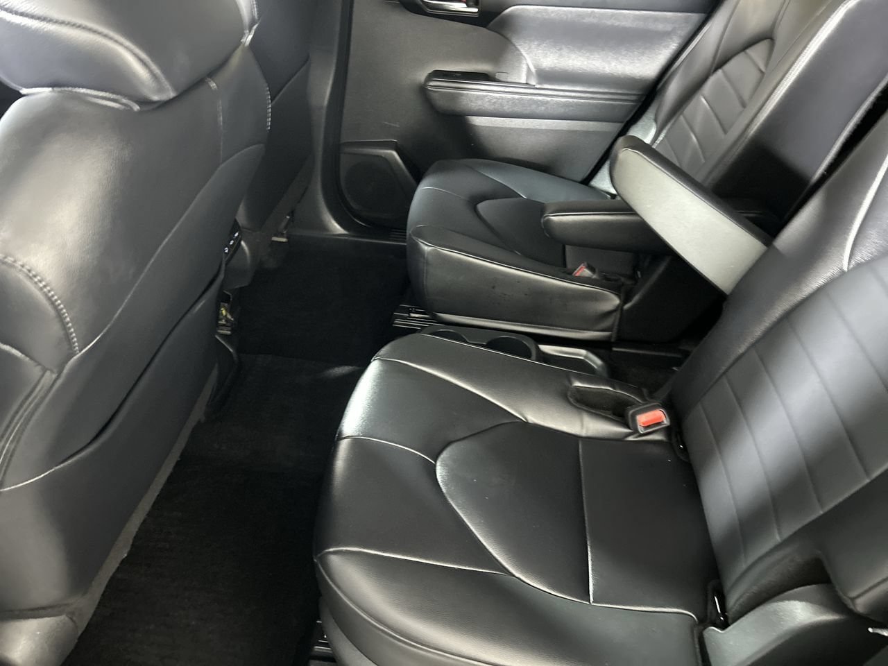 Used 2024 Toyota Highlander XLE FWD image 25