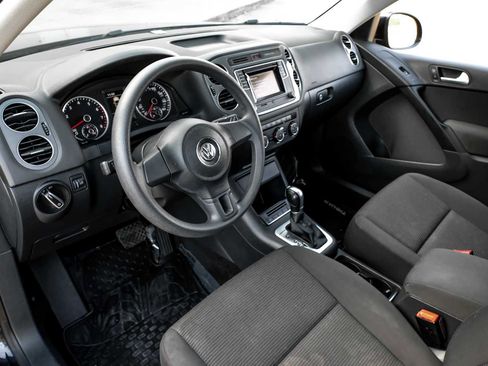 Used 2017 Volkswagen Tiguan S image 3