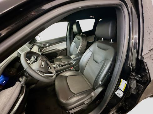 Used 2025 Jeep Compass Latitude AWD/4WD image 13