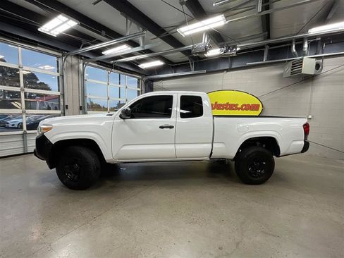 Used 2019 Toyota Tacoma SR image 2