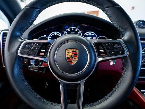 Used 2022 Porsche Cayenne Platinum Edition image 40